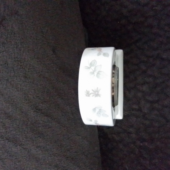 Small Wedgwood Bone China Rosehip Mantel Clock - Picture 4 of 6